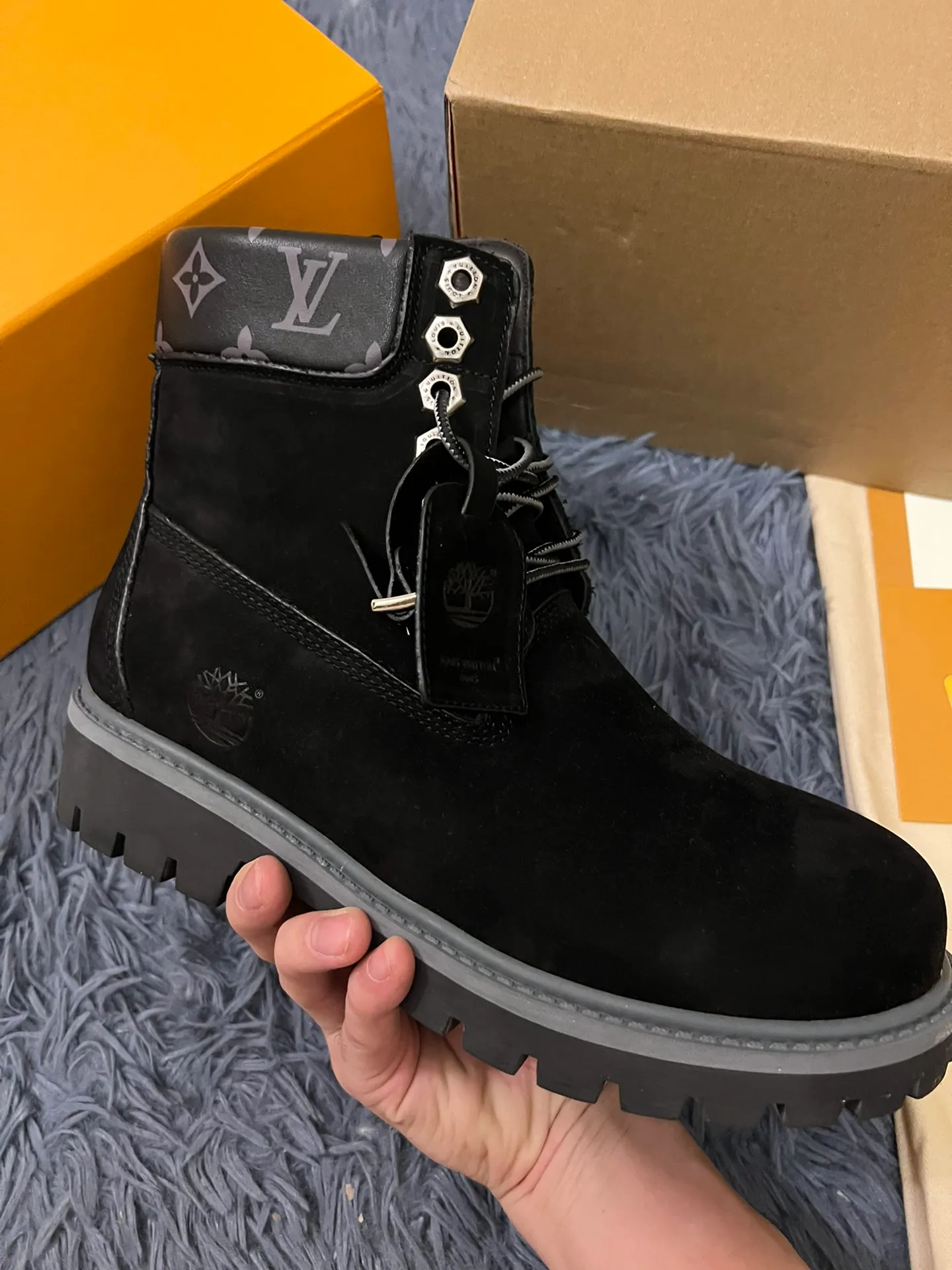 👟👟Ex-factory price 680👟👟 Men's size +10 LV x Timberland Louis Vuitton "Luxury Western" has been initially constructed, and the last link is the "shoes" that can make the style complete and communicative, so the "Shoe King of the Year" came into being. A major collaboration of the season, in a short video of only a few seconds, Fei Dong lifted the legs of his jeans to reveal a pair of classic Timberland rhubarb boots with the LV logo printed on the tongue. He then folded the tongue to reveal the Monogram logo printed on the inside. Size: 35-46